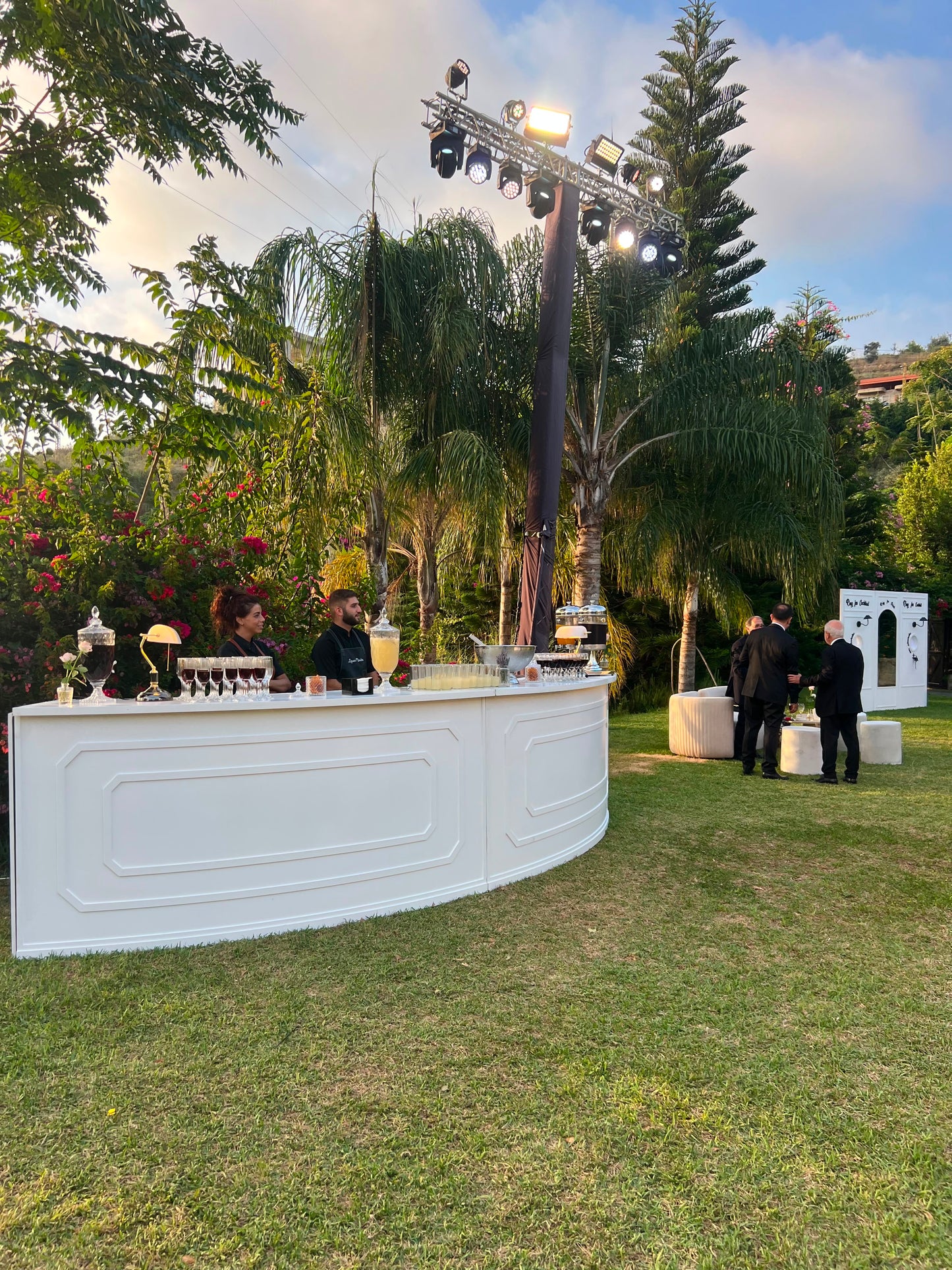 Round white Bar